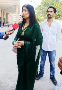 देहरादून स्थित सीबीआई कोर्ट पहुंचे सुरेश राठौड़ और उर्मिला सनावर (2)